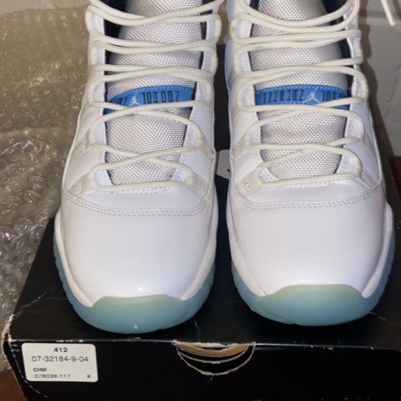Size 6 youth Jordan 11 legend, blues, like new - Picture 2 of 4